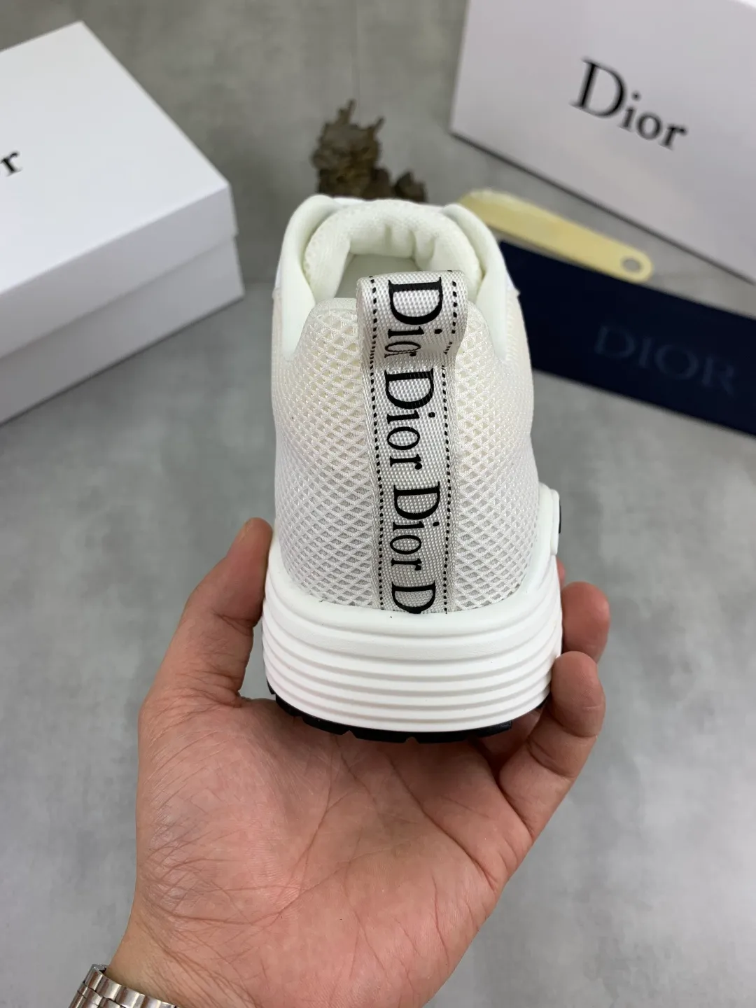 Men's Men's Shoes 💰P420 New Dior Chrono Fly Knit Shoes 2025 New B30 Series, in white and black fly knit series. Both sides are decorated with computer-printed CD logo, star patch on the tongue and Dior logo on the heel. Many details highlight the style. The interior is matched with the original color matching mesh, and the interior of the body is supported by low-temperature shaping sheets, and is filled with light feather cotton to keep the interior full and soft against the feet. The exclusive open-molded outsole adopts a one-piece molding process, so there is no need to worry about problems such as the opening and falling of sole decorative accessories. It is light and comfortable to wear, yet strong and wear-resistant. The two-color shoelaces are accessorized with exquisite metal five-pointed star pendants, creating a high-end, trendy and casual look at all times. Color: white black gray blue code number: 38-44